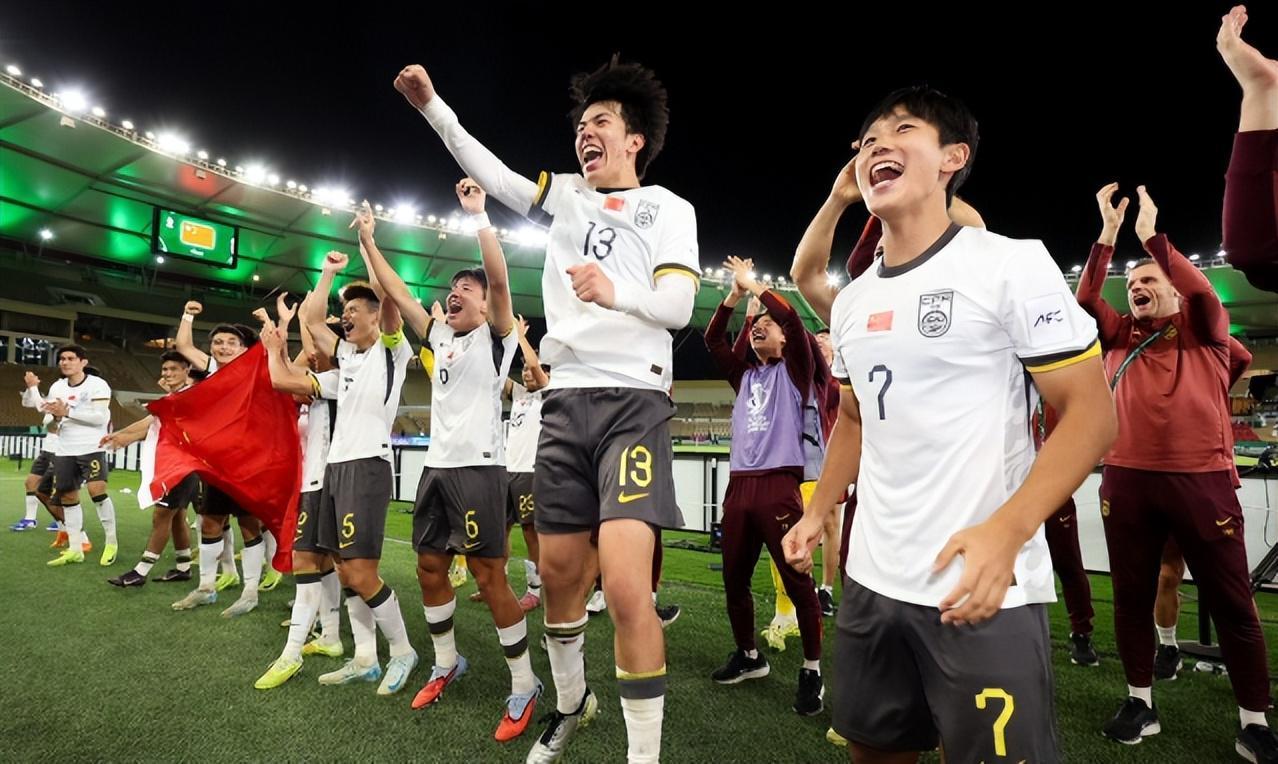 华体会体育APP下载-一场3：0把董方卓打服，言论前后矛盾发生大反转，遭球迷疯狂吐槽