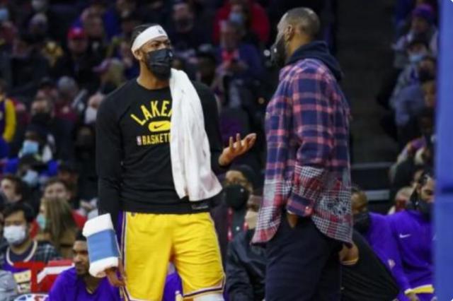 华体会体育APP下载-詹姆斯将谨慎对待膝盖伤势 湖人三巨头命途多舛