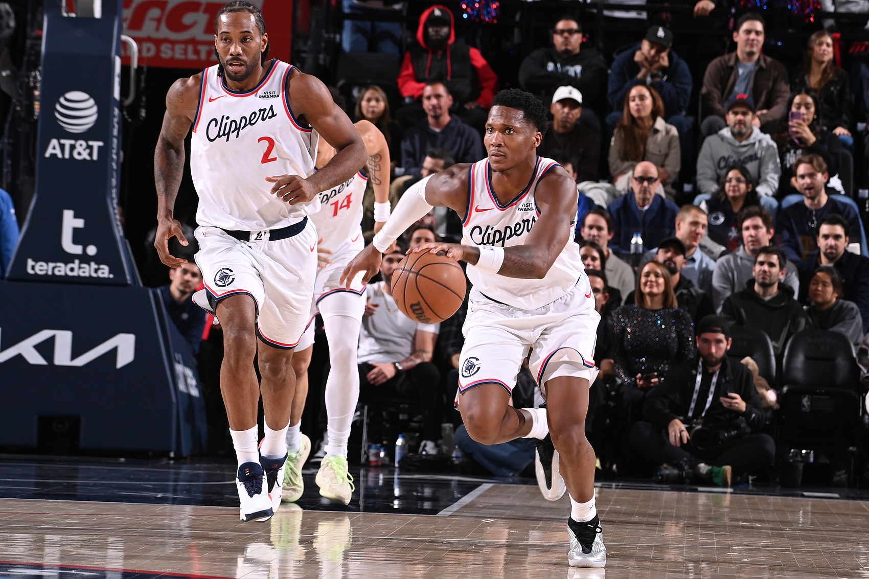 华体会HTH平台-用83天创造奇迹！快船交易后并未放弃 两大新援成战神卡左膀右臂